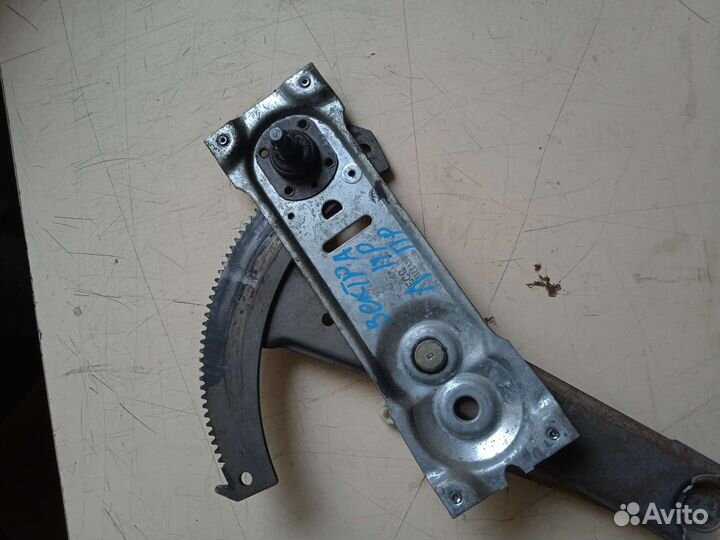 Стеклоподъёмник передний правый механический Opel