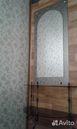 Столик и зеркало