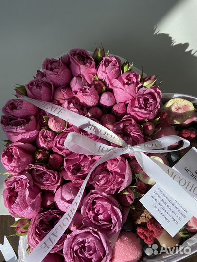 Сердце клубники с цветами в шоколаде