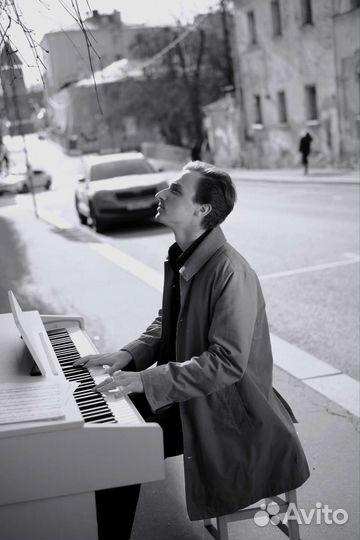 Музыканты на мероприятие, пианист