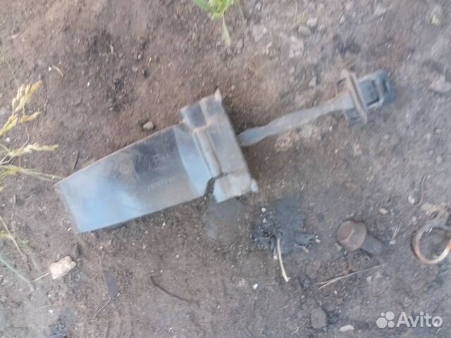 Доводчик двери Skoda Rapid 1