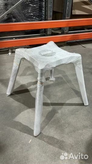 Стулья из литого пластика с подушкой