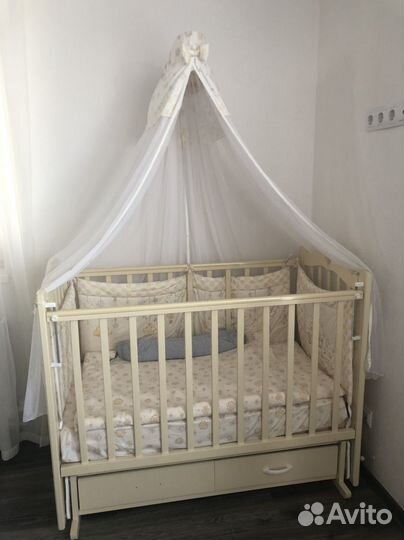 Детская кровать и пеленальный комод