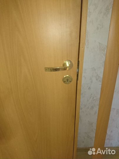 Продам дверь 70 см с коробом, замком и ручкой