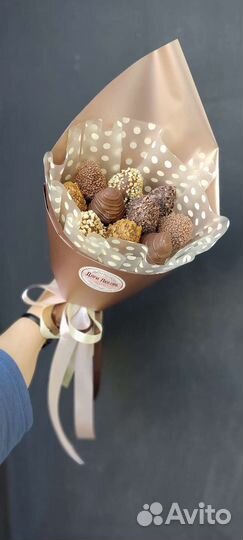 Молочный шоколад и клубника съедобные букеты