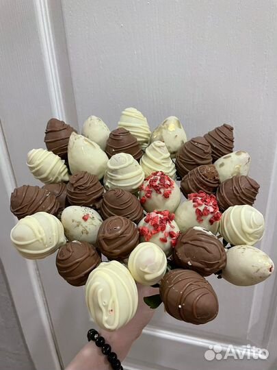 Съедобные букеты из клубники в шоколаде