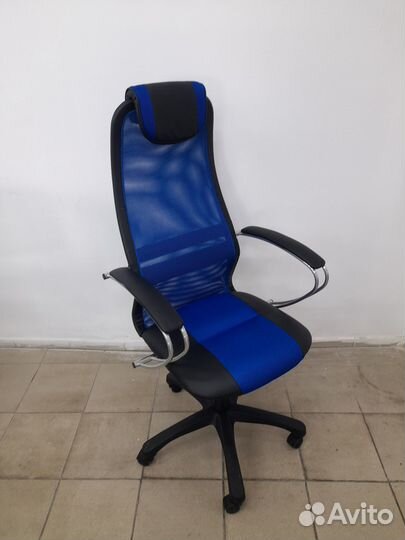 Компьютерное кресло синее. С подлокотниками