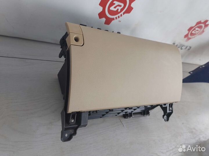 Lexus LX570 Бардачек