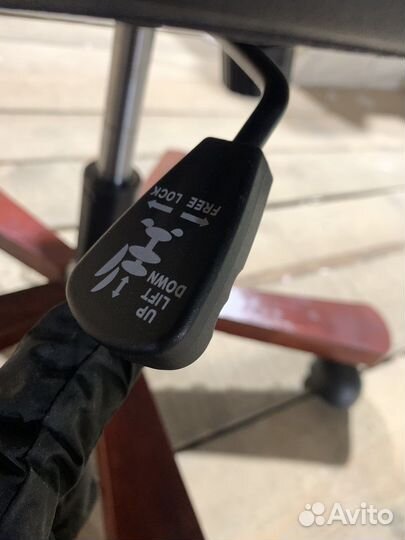 Компьютерное кресло красное дерево офисная мебель