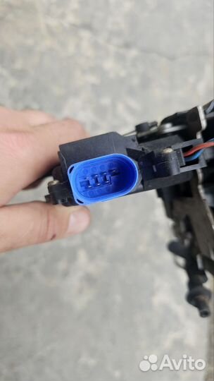 0130821764Замок двери передний правый Audi A8 D3