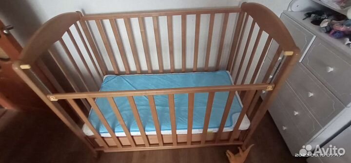 Детская кроватка с маятником и ящиком