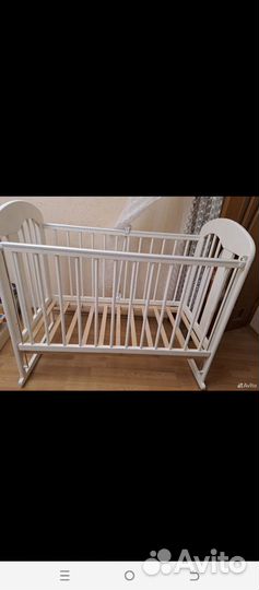 Детская кроватка с маятником