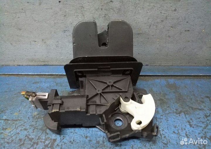 Замок багажника Audi A6 C6