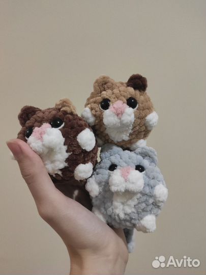Вязаная игрушка котик
