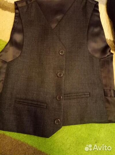 Школьный костюм (тройка) почти новый
