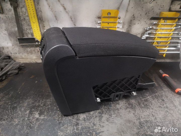 Подлокотник Passat B7 2011г