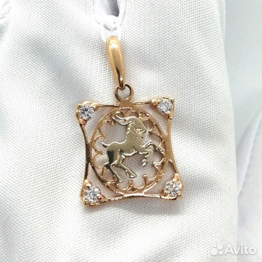 Золотая подвеска с камнем