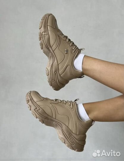 Кроссовки женские