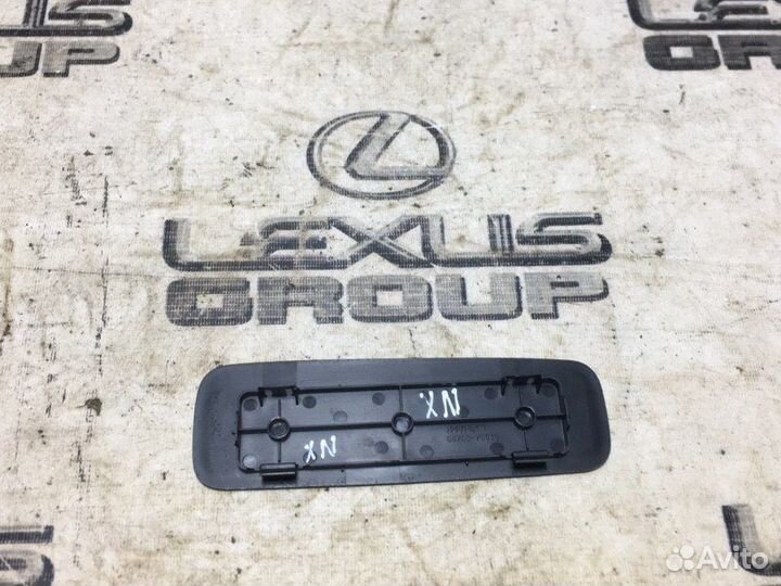 Накладка крышки багажника зад. Lexus NX300h