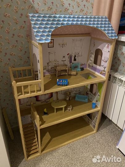 Большой кукольный домик с мебелью