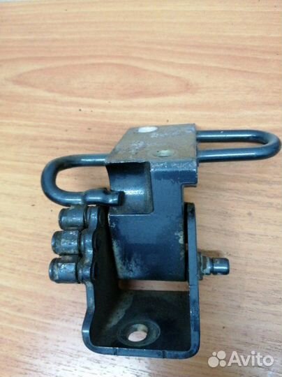 Петля двери передняя правая Volkswagen Touareg 1