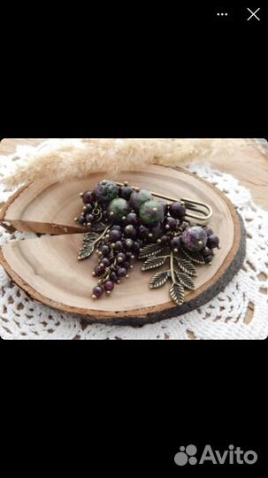 Брошь из натуральных камней