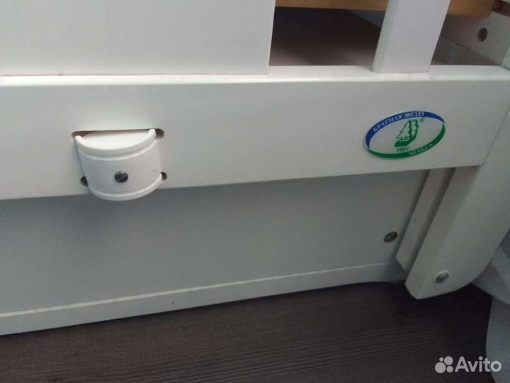 Детская кроватка с поперечным маятником