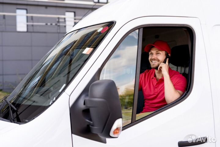 Водитель на своем грузовом авто