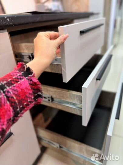 Кухня в потолок в наличии. Цена за всё