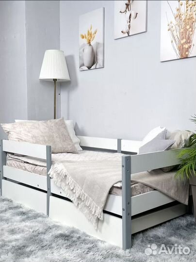 Кровать с матрасом и бортиками