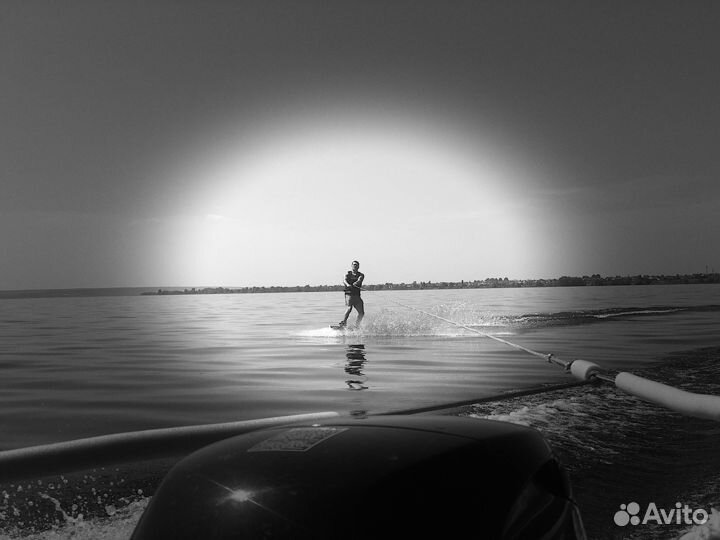 Катание на вейкборде и водных лыжах