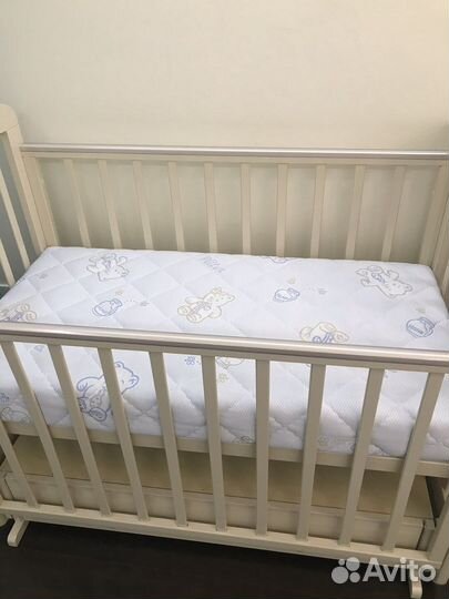 Детская кроватка с маятником и ящиком