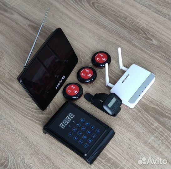 Кнопка вызова персонала, официанта, мастера и часы