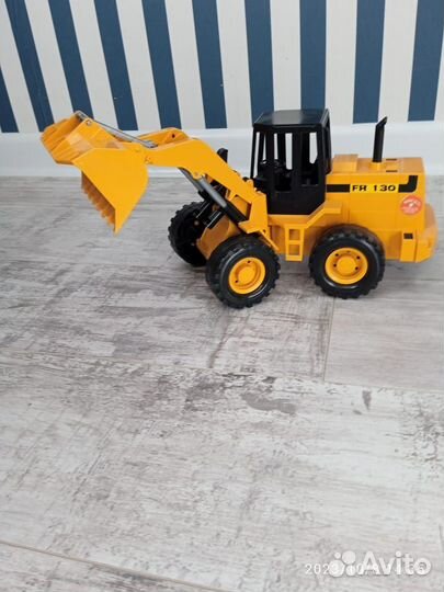 Экскаватор игрушечный
