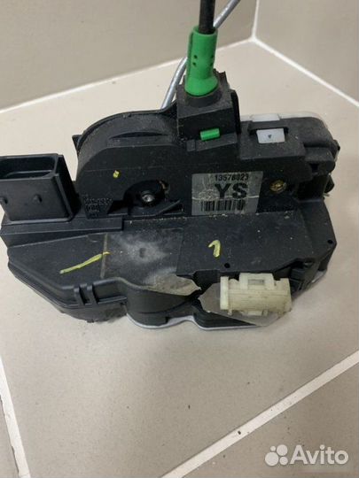 Замок двери задний правый Opel Astra J