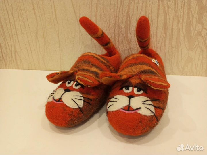 Сувенирные тапочки коты валяные