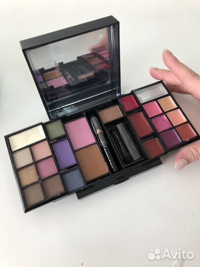 Палитра теней для макияжа новая