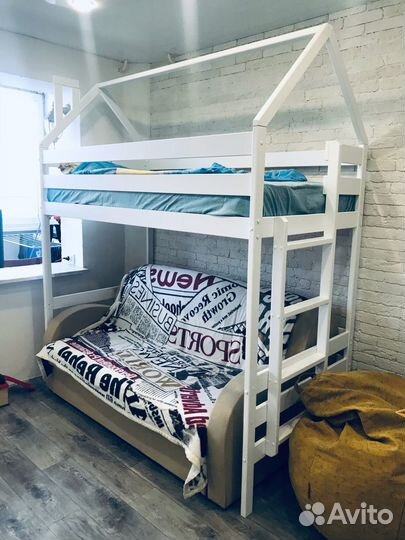 В наличии двухъярусная кровать, натуральное дерево