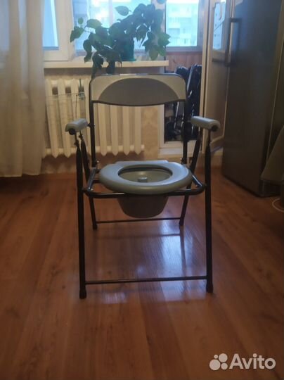 Инвалидная коляска и стул-туалет