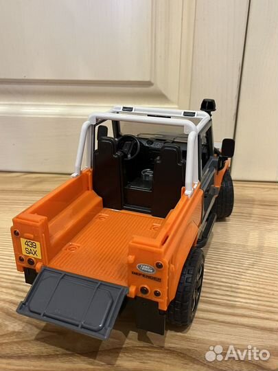 Внедорожник Bruder Land Rover