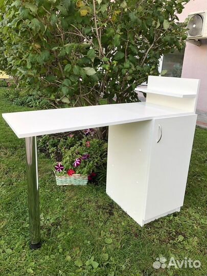 Маникюрный стол