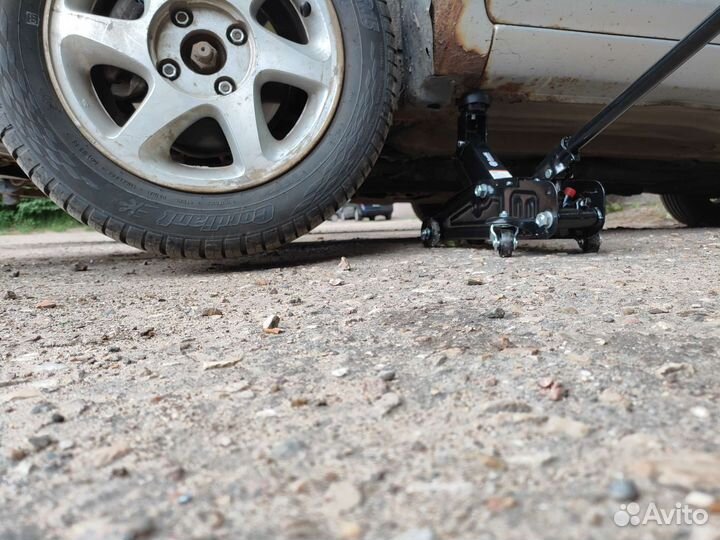 Домкрат подкатной 2 т