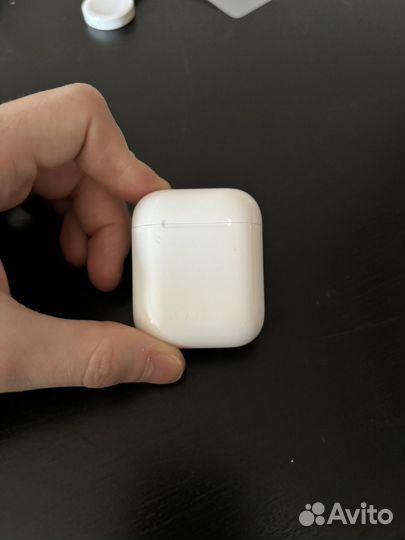 Продам AirPods 2(оригинал) с беспроводной зарядкой