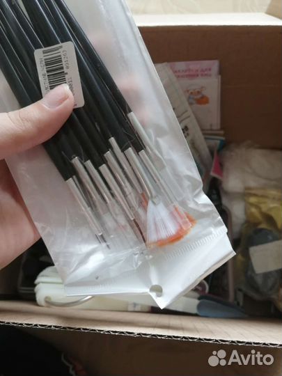 Для маникюра машинка, типсы, лампы и кисти