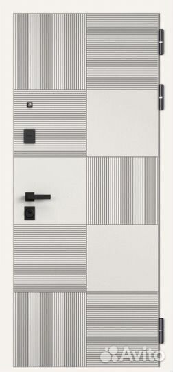 Дверь в квартиру с зеркалом