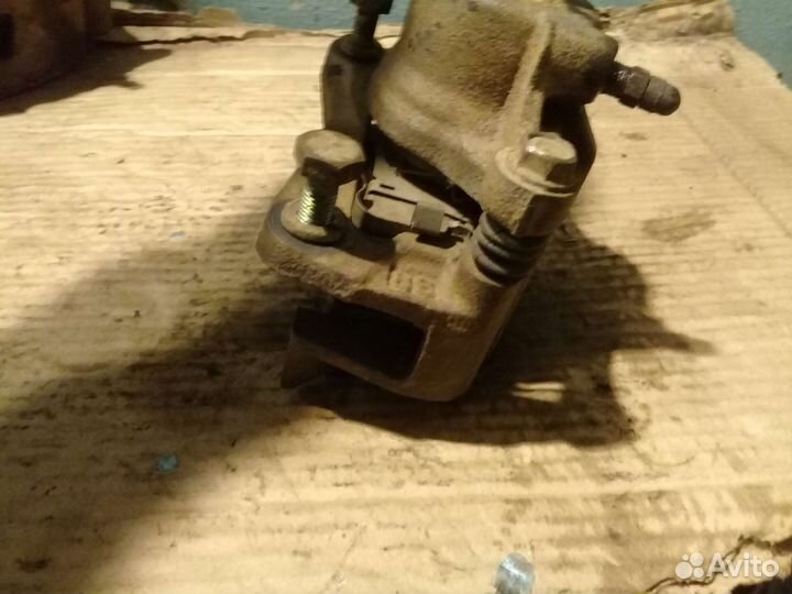 Суппорт правый Nissan AD Y10 1997г