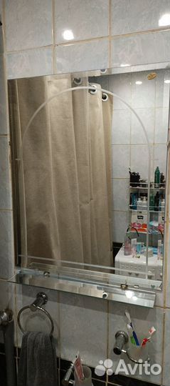 Зеркало с полочкой в ванную комнату