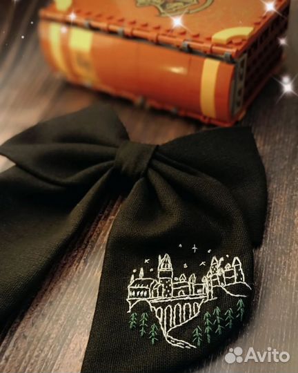 Льняной бант с вышивкой Хогвартс