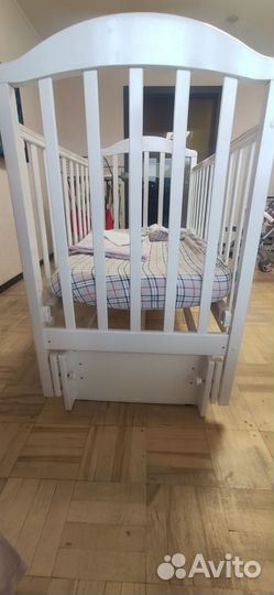 Детская кроватка с маятником