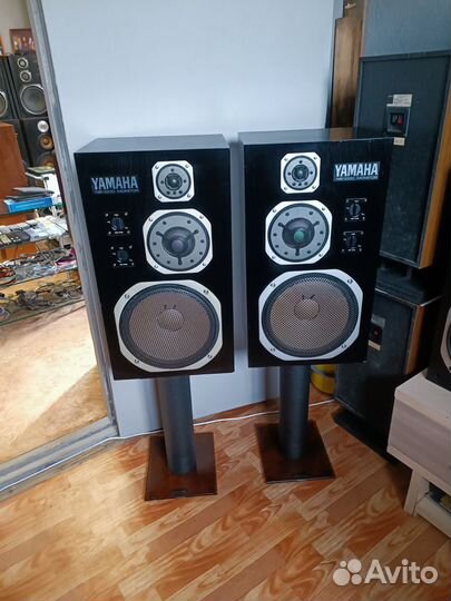 Напольная акустика Yamaha ns 1000+ родные стойки